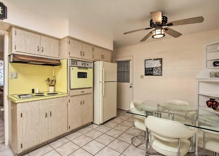 Golf Course & Pool Access: Quaint Sun Holiday home