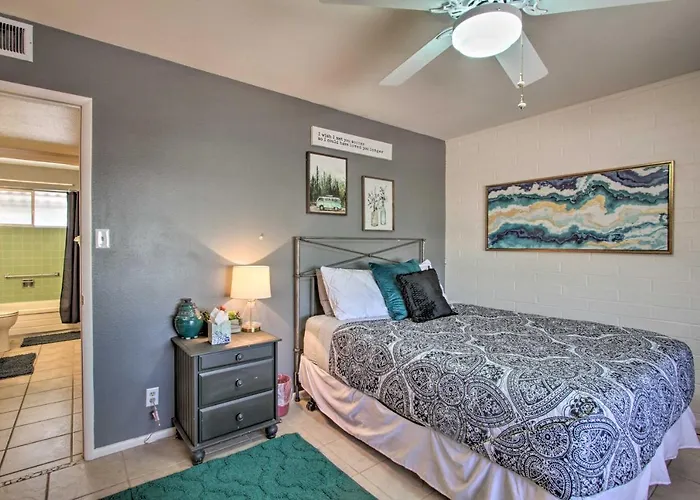 Golf Course & Pool Access: Quaint Sun Holiday home *