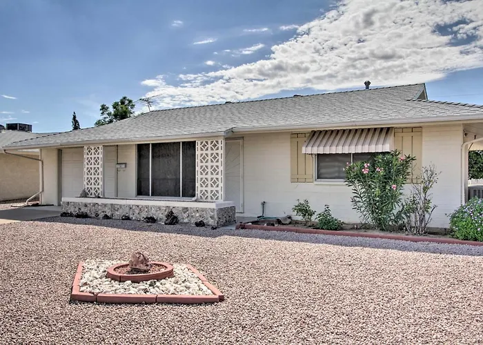 Golf Course & Pool Access: Quaint Sun Holiday home *